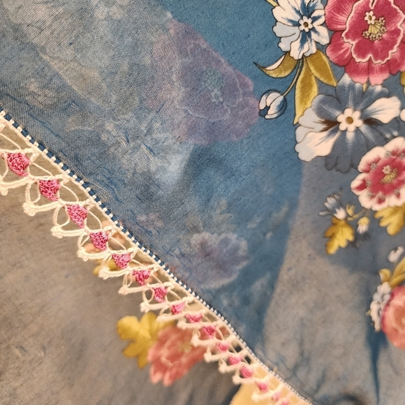 WOMEN'S Large Blue Floral Light Weight Scarf 37" x 39" - Picture 8 of 10